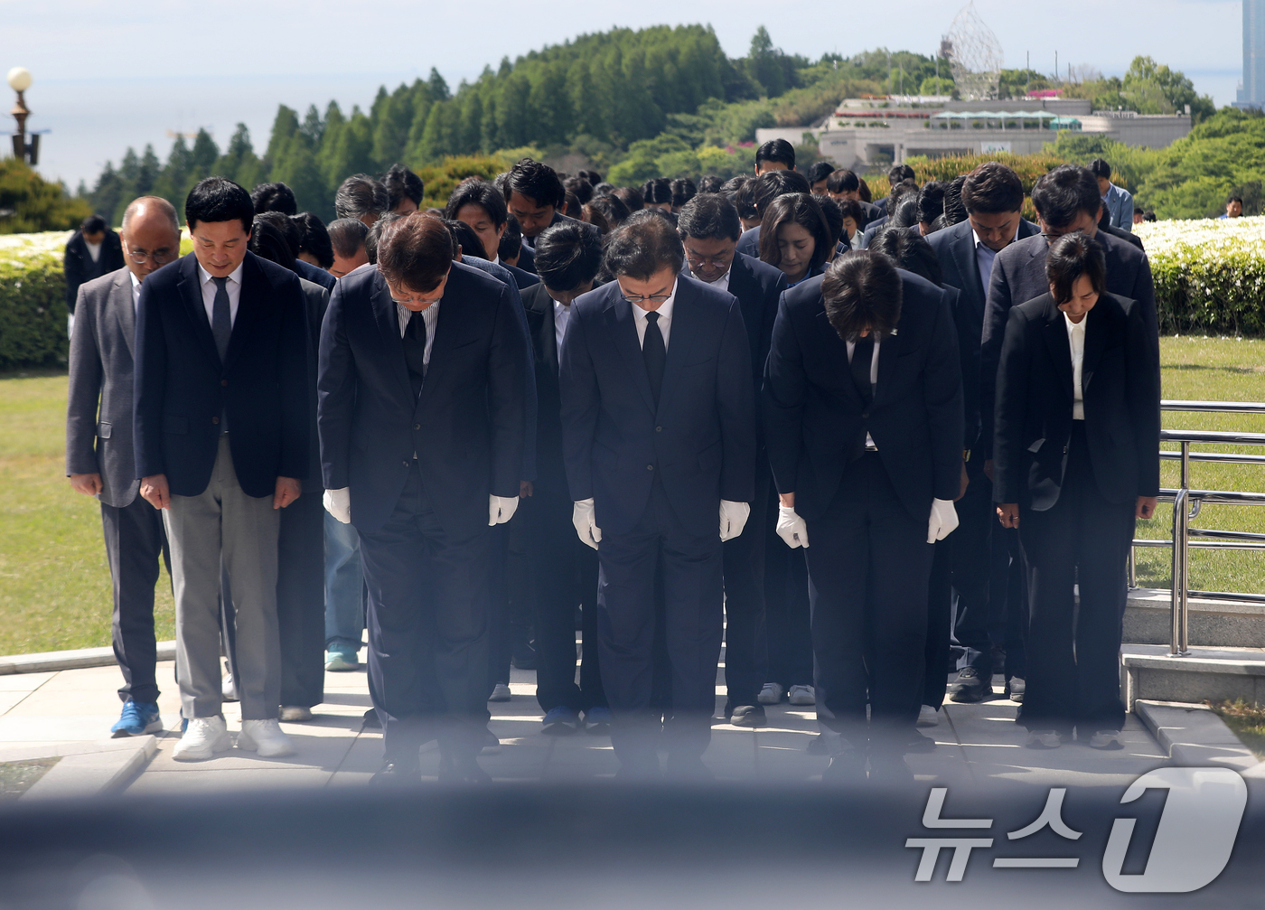 (부산=뉴스1) 윤일지 기자 = 전재수 더불어민주당 부산시장 예비후보와 부산 북갑 국회의원 보궐선거 출마를 공식화 한 하정우 전 청와대 AI미래기획수석이 30일 오전 부산시당 6· …