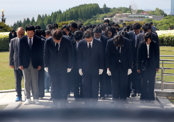 부산 충혼탑 참배하는 전재수·하정우
