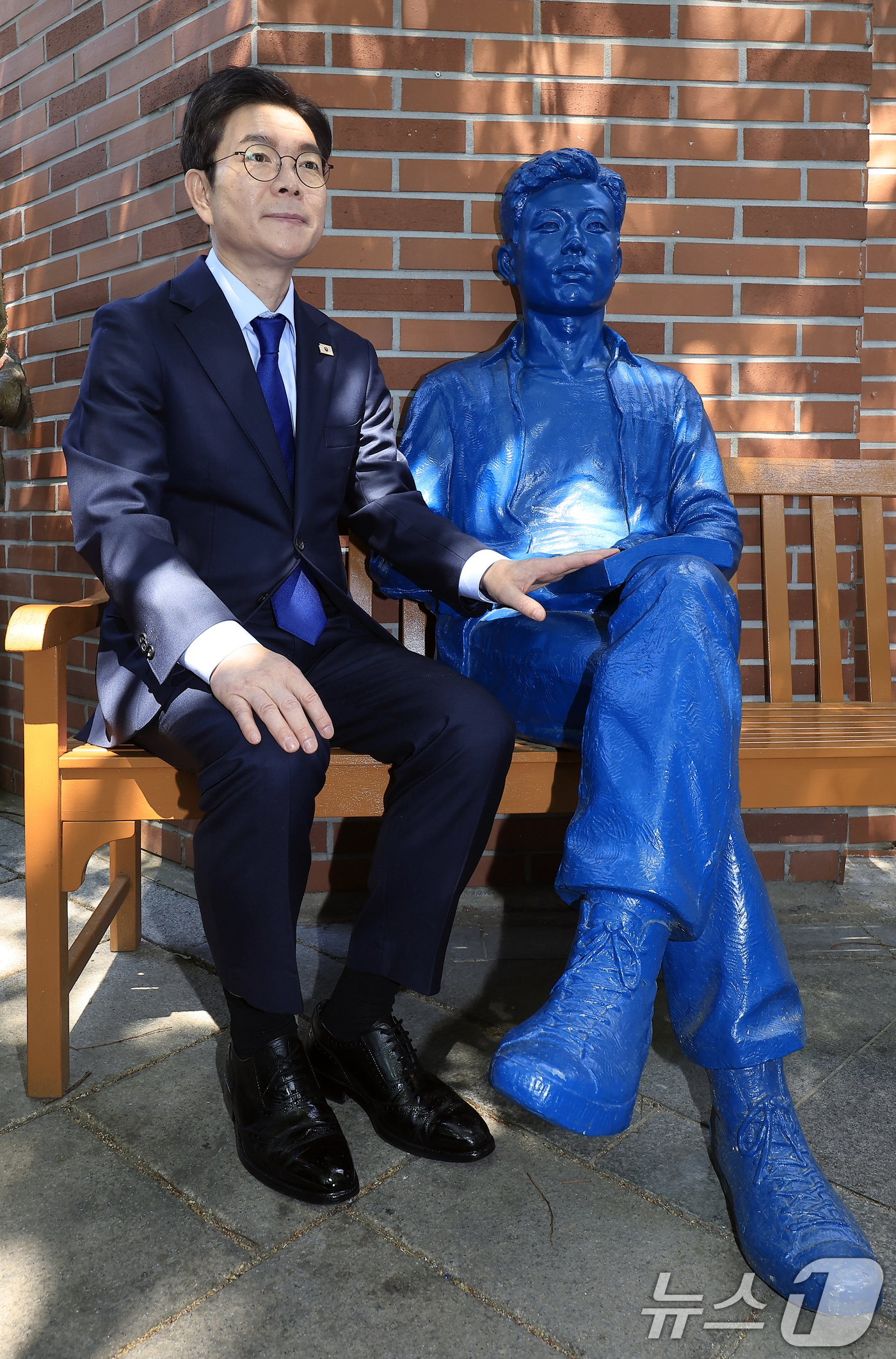 (서울=뉴스1) 박정호 기자 = 정원오 더불어민주당 서울시장 후보가 30일 오전 서울시 종로구 청계천로 아름다운청년 전태일기념관 앞에서 노동공약 발표를 마친 뒤 전 열사 동상 옆에 …