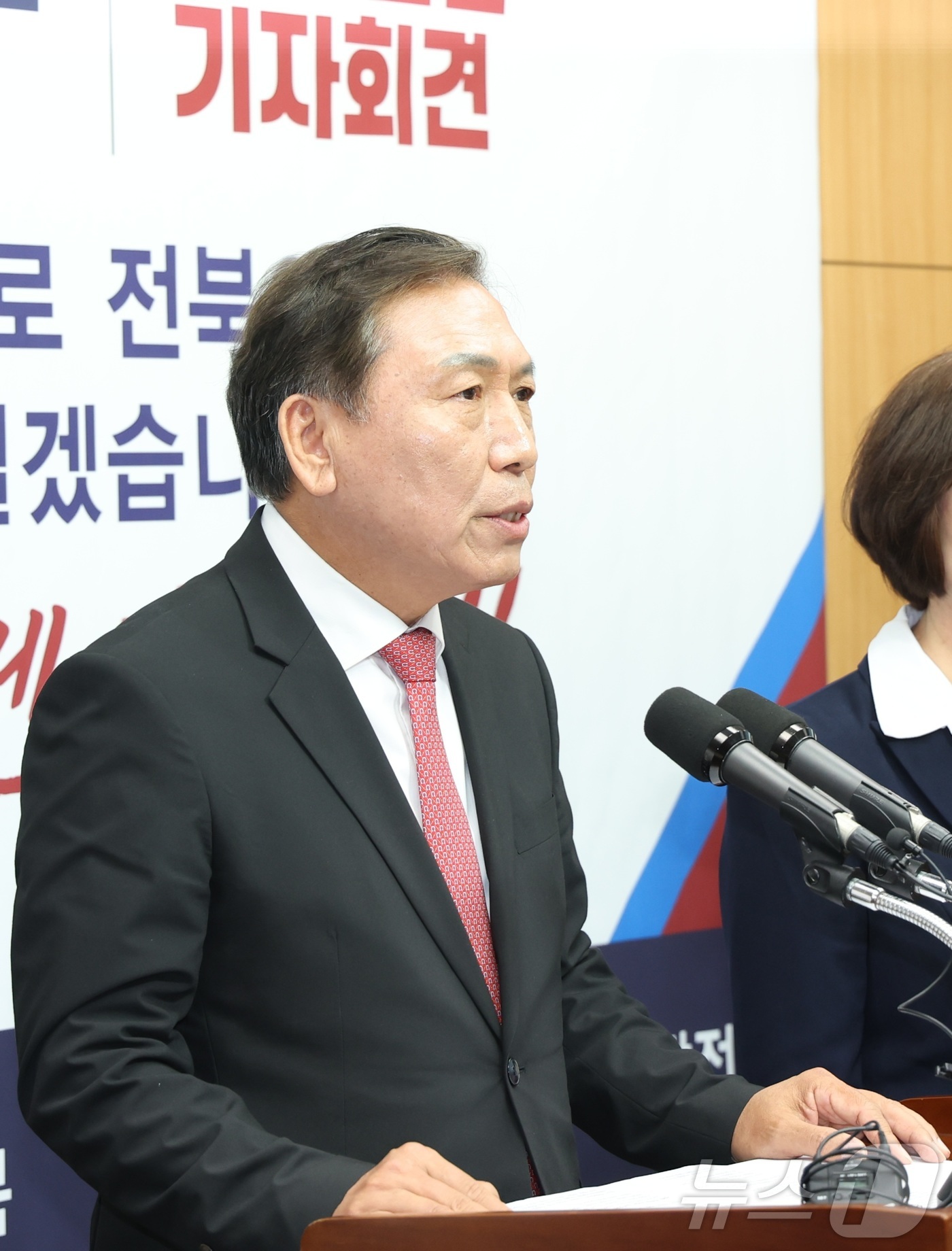 (전주=뉴스1) 유경석 기자 = 양정무 국민의힘 전북도지사 후보가 30일 전북 전주시 전북특별자치도의회에서 기자회견을 열고 출마 선언을 하고 있다. 2026.4.30/뉴스1