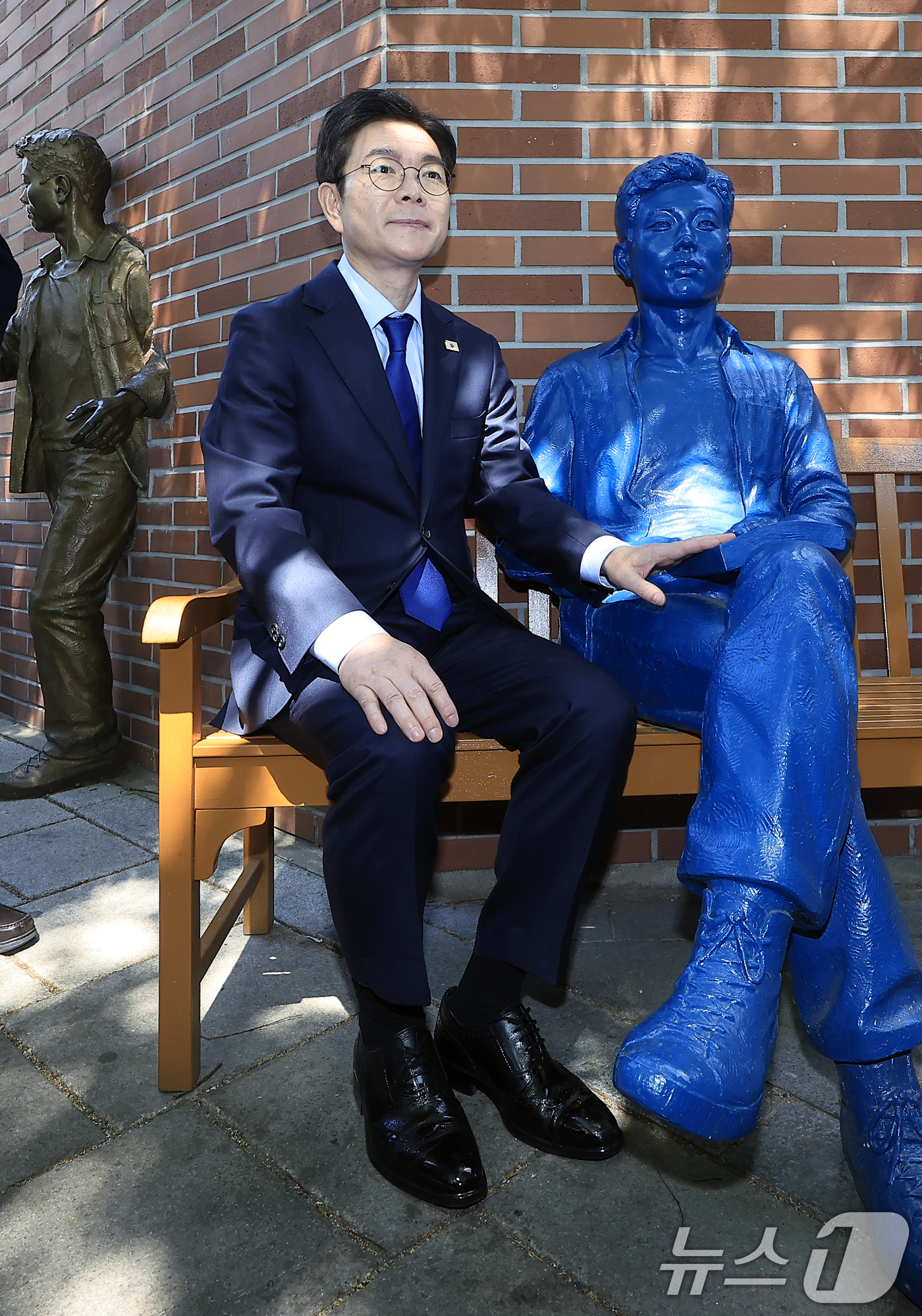 (서울=뉴스1) 박정호 기자 = 정원오 더불어민주당 서울시장 후보가 30일 오전 서울시 종로구 청계천로 아름다운청년 전태일기념관 앞에서 노동공약 발표를 마친 뒤 전 열사 동상 옆에 …