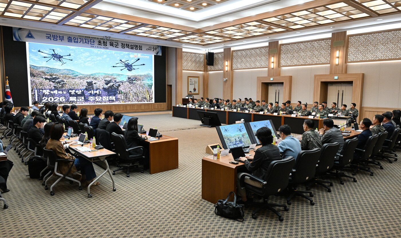 본문 이미지 - 육군본부 대회의실에서 주요 정책을 설명하는 모습.(육군 제공)