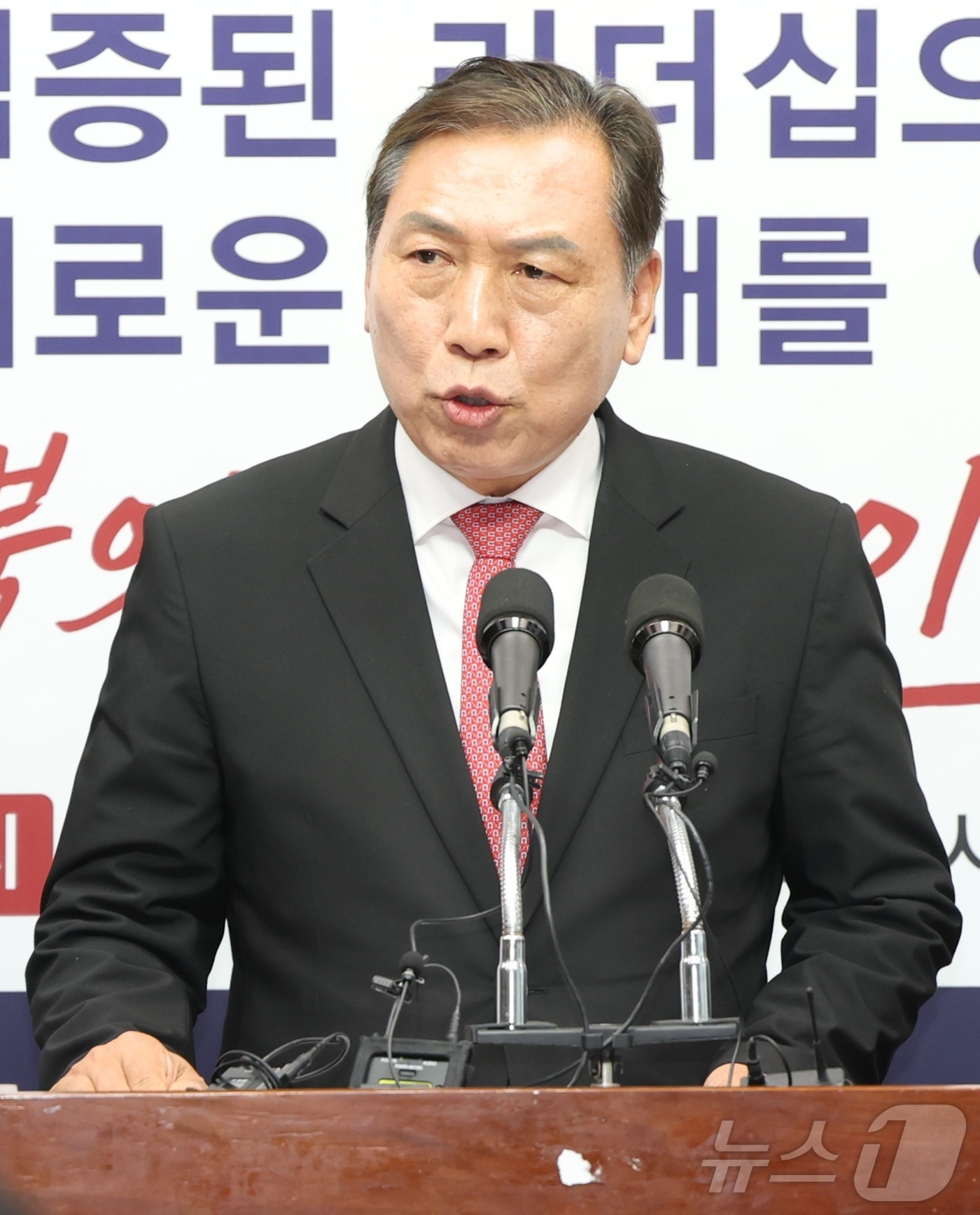 (전주=뉴스1) 유경석 기자 = 양정무 국민의힘 전북도지사 후보가 30일 전북 전주시 전북특별자치도의회에서 기자회견을 열고 출마 선언을 하고 있다. 2026.4.30/뉴스1