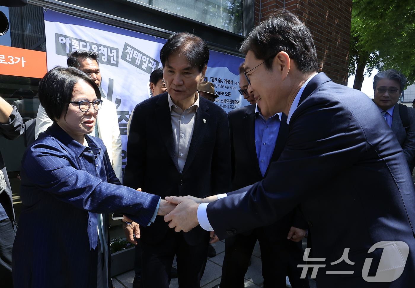 (서울=뉴스1) 박정호 기자 = 정원오 더불어민주당 서울시장 후보가 30일 오전 서울시 종로구 청계천로 아름다운청년 전태일기념관 앞에서 노동공약 발표를 마친 뒤 전 열사의 동생 전 …