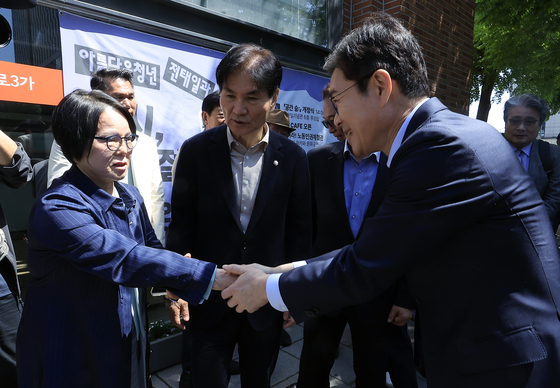 전태일 열사 동생과 인사 나누는 정원오 후보