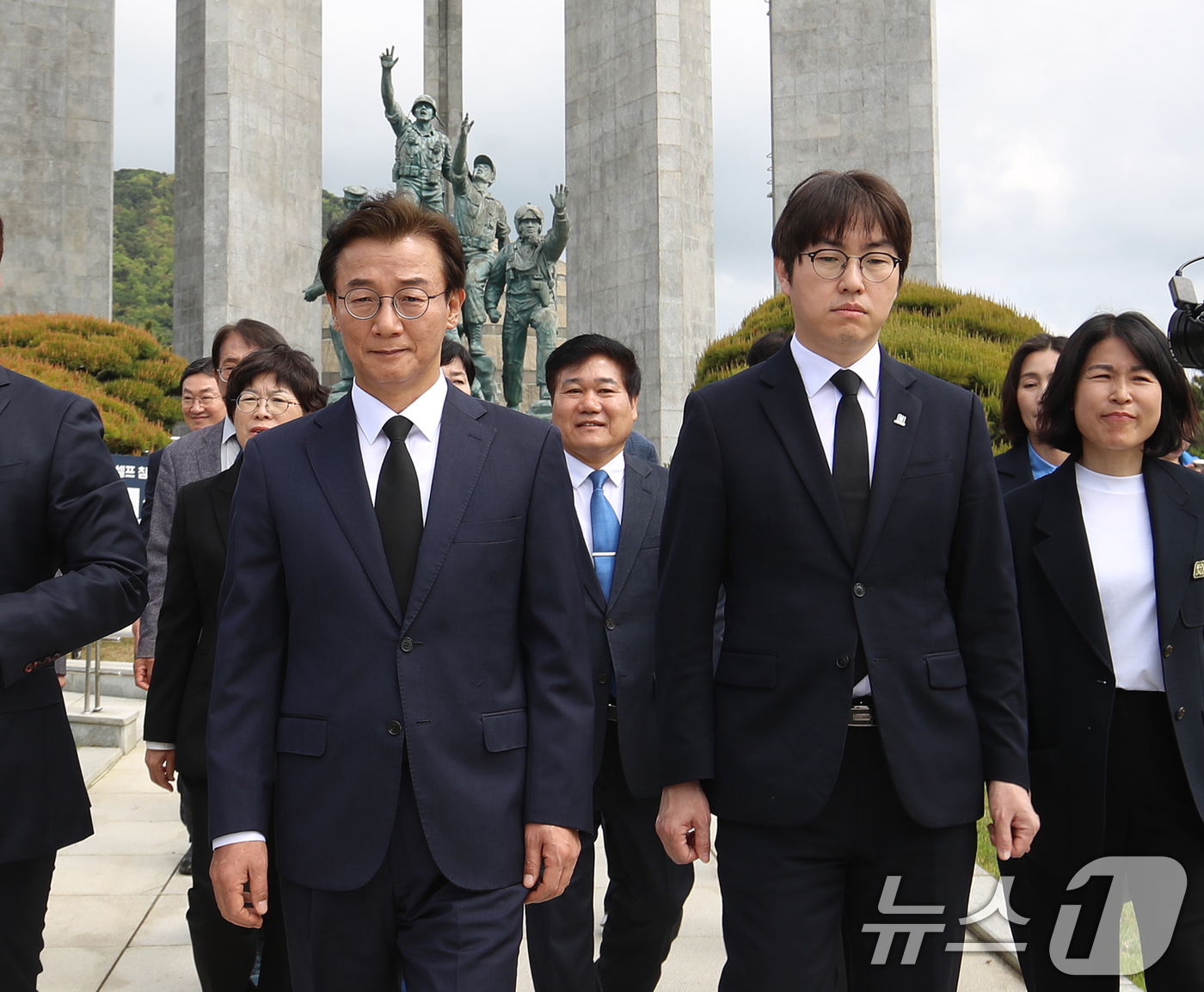 (부산=뉴스1) 윤일지 기자 = 전재수 더불어민주당 부산시장 예비후보와 부산 북갑 국회의원 보궐선거 출마를 공식화 한 하정우 전 청와대 AI미래기획수석이 30일 오전 부산시당 6· …