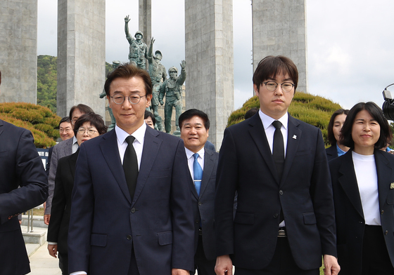 부산 충혼탑 참배 마친 전재수·하정우