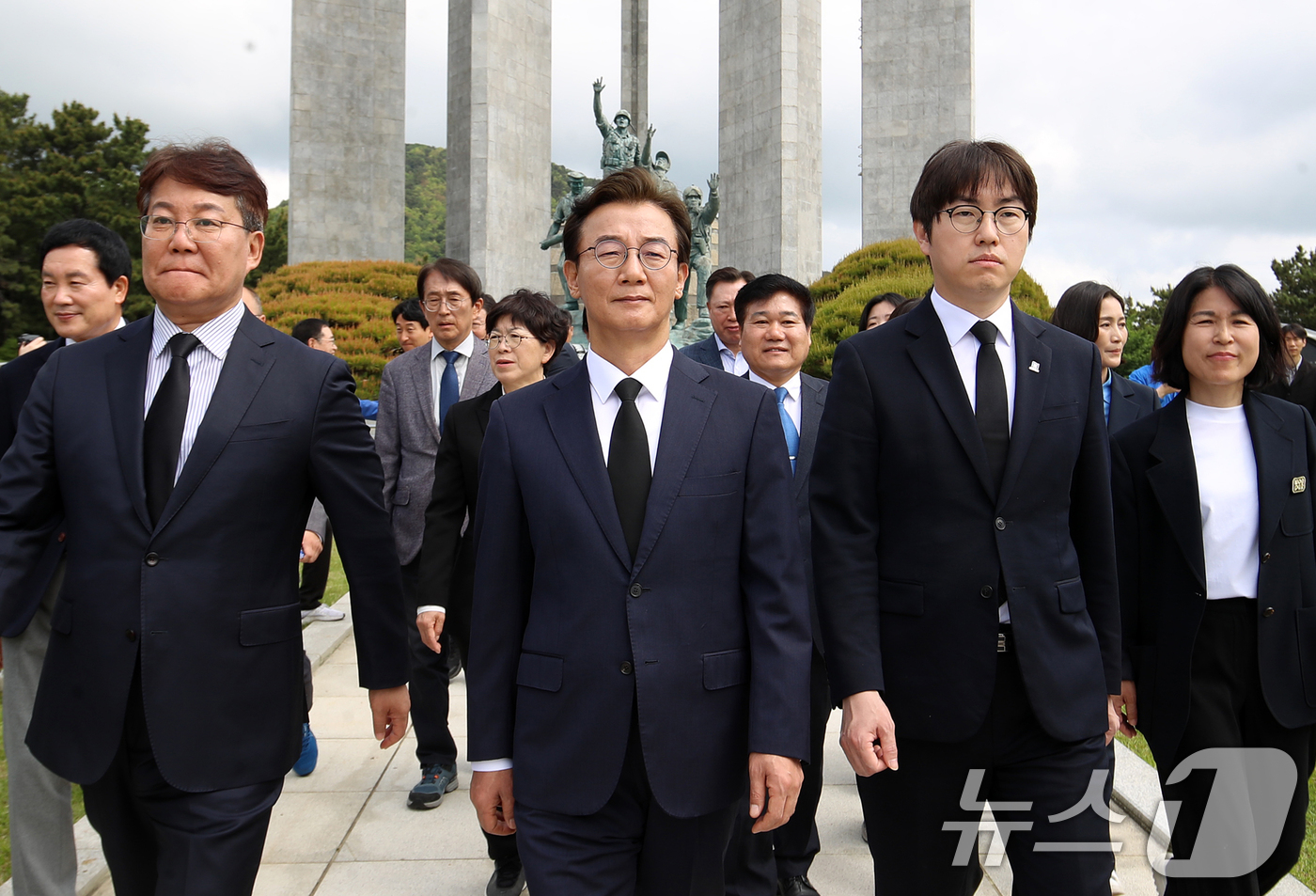 (부산=뉴스1) 윤일지 기자 = 전재수 더불어민주당 부산시장 예비후보와 부산 북갑 국회의원 보궐선거 출마를 공식화 한 하정우 전 청와대 AI미래기획수석이 30일 오전 부산시당 6· …