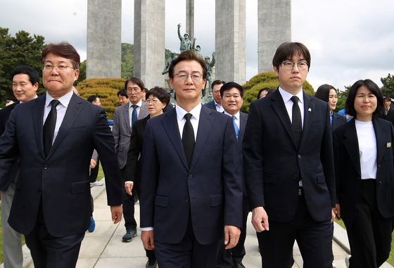 부산 충혼탑 참배 마친 전재수·하정우