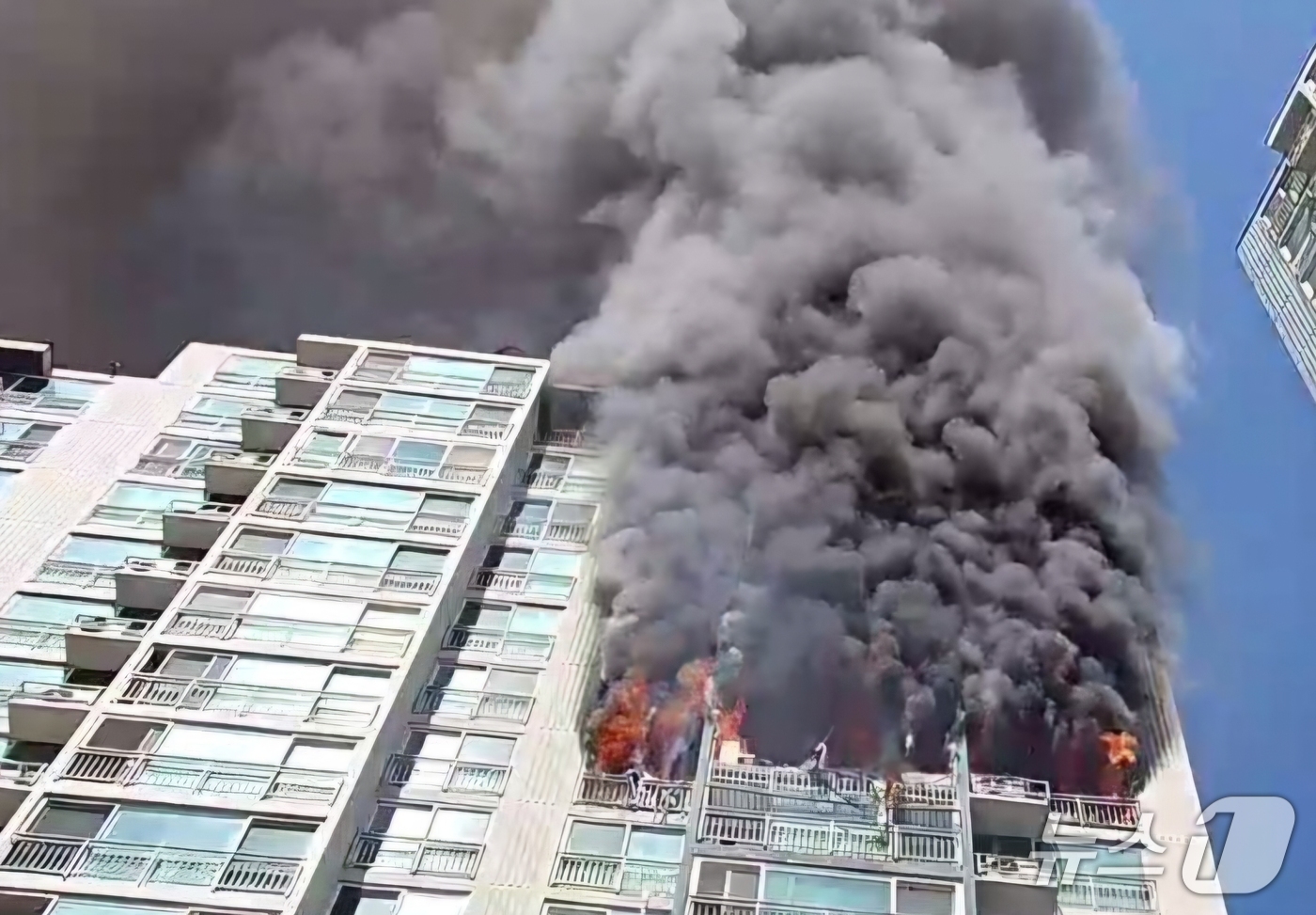 (의왕=뉴스1) = 30일 경기 의왕시 내손동 아파트 단지에서 화재가 발생해 연기가 피어 오르고 있다. 이번 화재로 2명이 사망했다. (경기도소방재난본부 제공. 재판매 및 DB 금 …