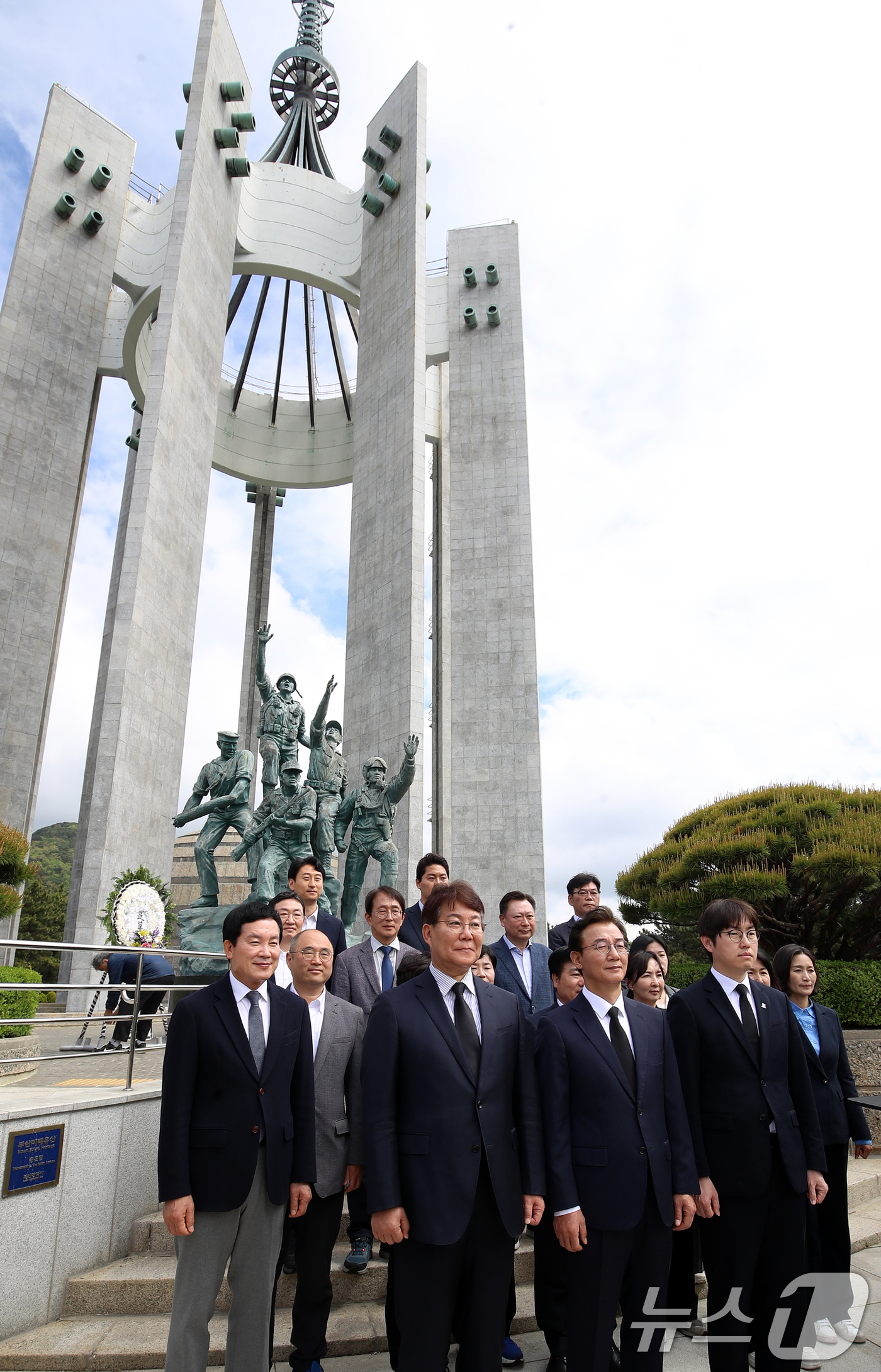 (부산=뉴스1) 윤일지 기자 = 전재수 더불어민주당 부산시장 예비후보와 부산 북갑 국회의원 보궐선거 출마를 공식화 한 하정우 전 청와대 AI미래기획수석이 30일 오전 부산시당 6· …