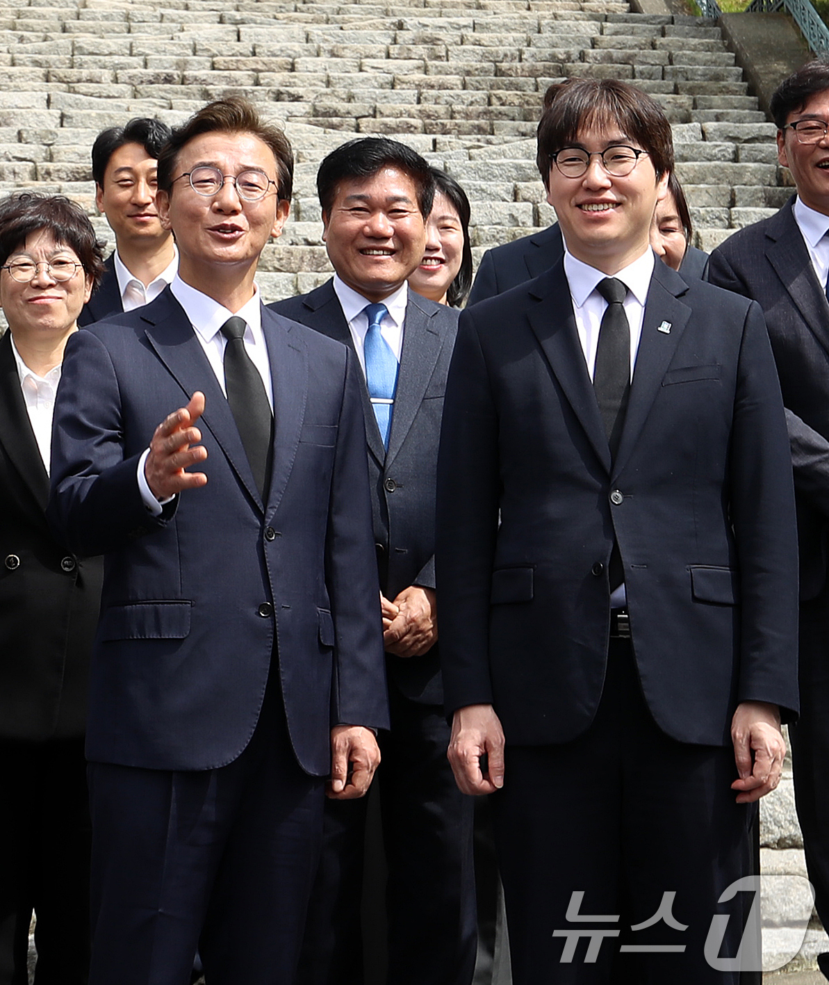 (부산=뉴스1) 윤일지 기자 = 전재수 더불어민주당 부산시장 예비후보와 부산 북갑 국회의원 보궐선거 출마를 공식화 한 하정우 전 청와대 AI미래기획수석이 30일 오전 부산시당 6· …