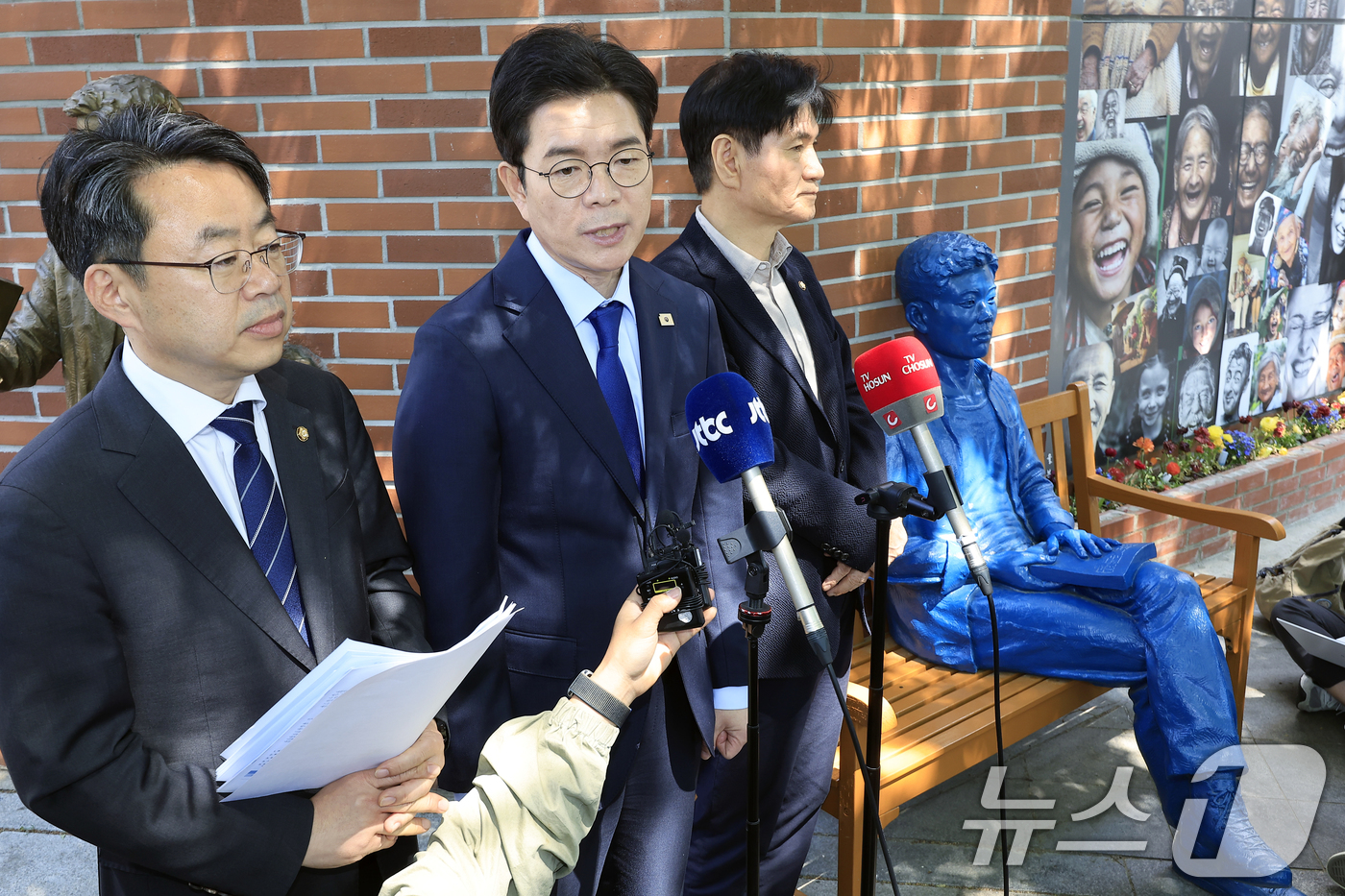 (서울=뉴스1) 박정호 기자 = 정원오 더불어민주당 서울시장 후보가 30일 오전 서울시 종로구 청계천로 아름다운청년 전태일기념관 앞에서 노동공약을 발표하고 있다.  2026.4.3 …