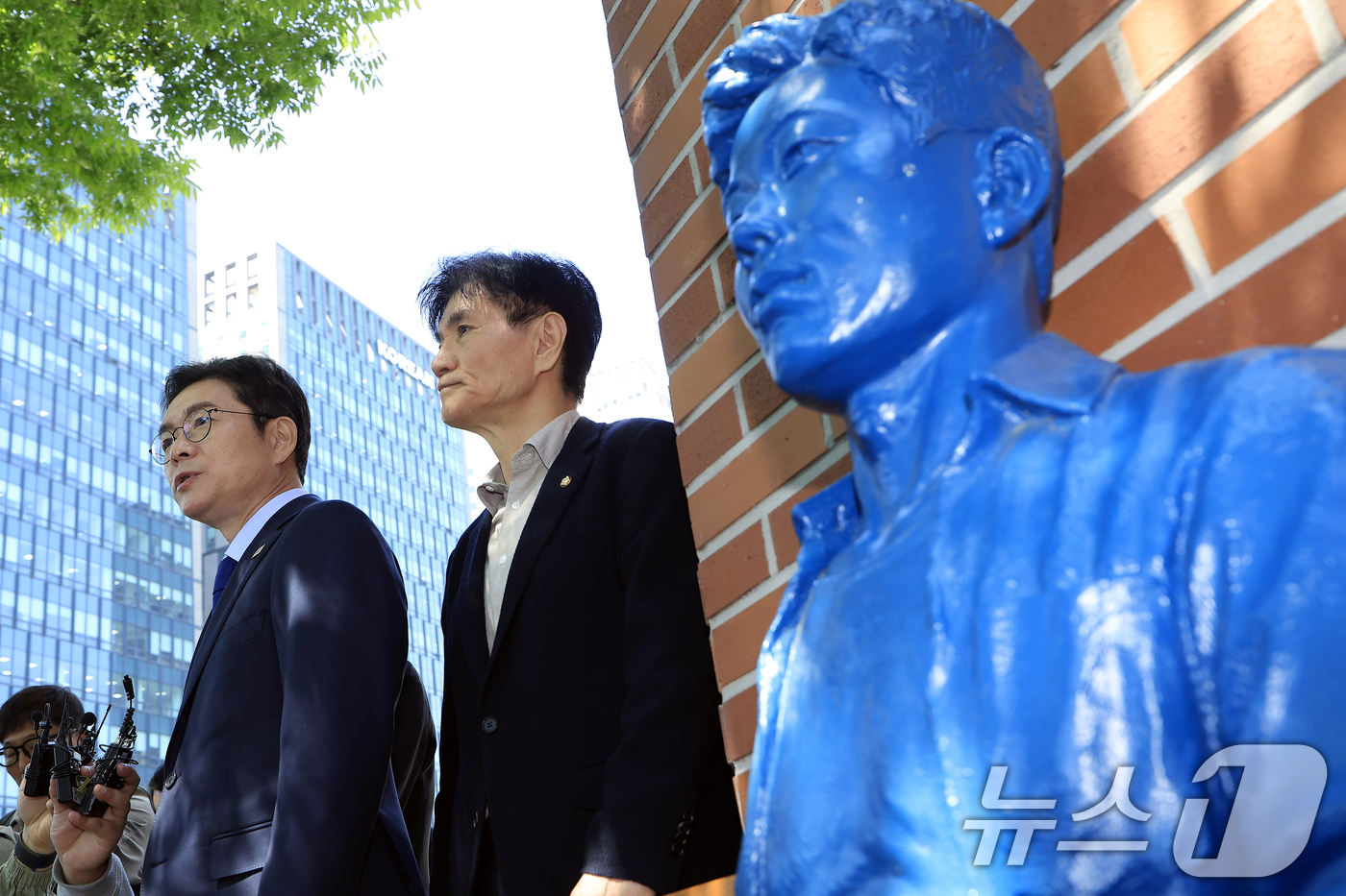 (서울=뉴스1) 박정호 기자 = 정원오 더불어민주당 서울시장 후보가 30일 오전 서울시 종로구 청계천로 아름다운청년 전태일기념관 앞에서 노동공약을 발표하고 있다.  2026.4.3 …