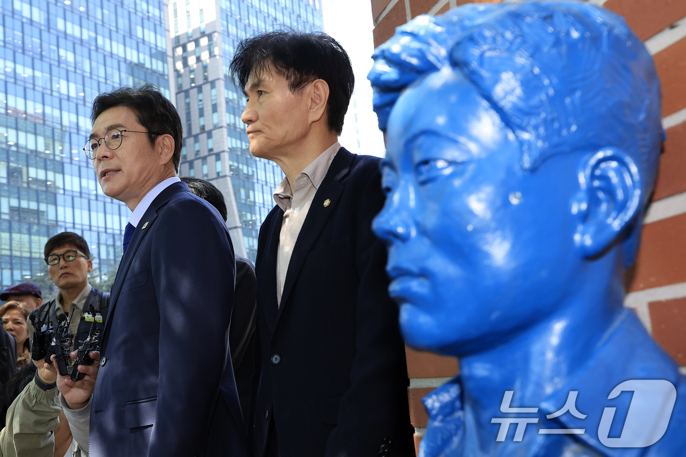 (서울=뉴스1) 박정호 기자 = 정원오 더불어민주당 서울시장 후보가 30일 오전 서울시 종로구 청계천로 아름다운청년 전태일기념관 앞에서 노동공약을 발표하고 있다.  2026.4.3 …