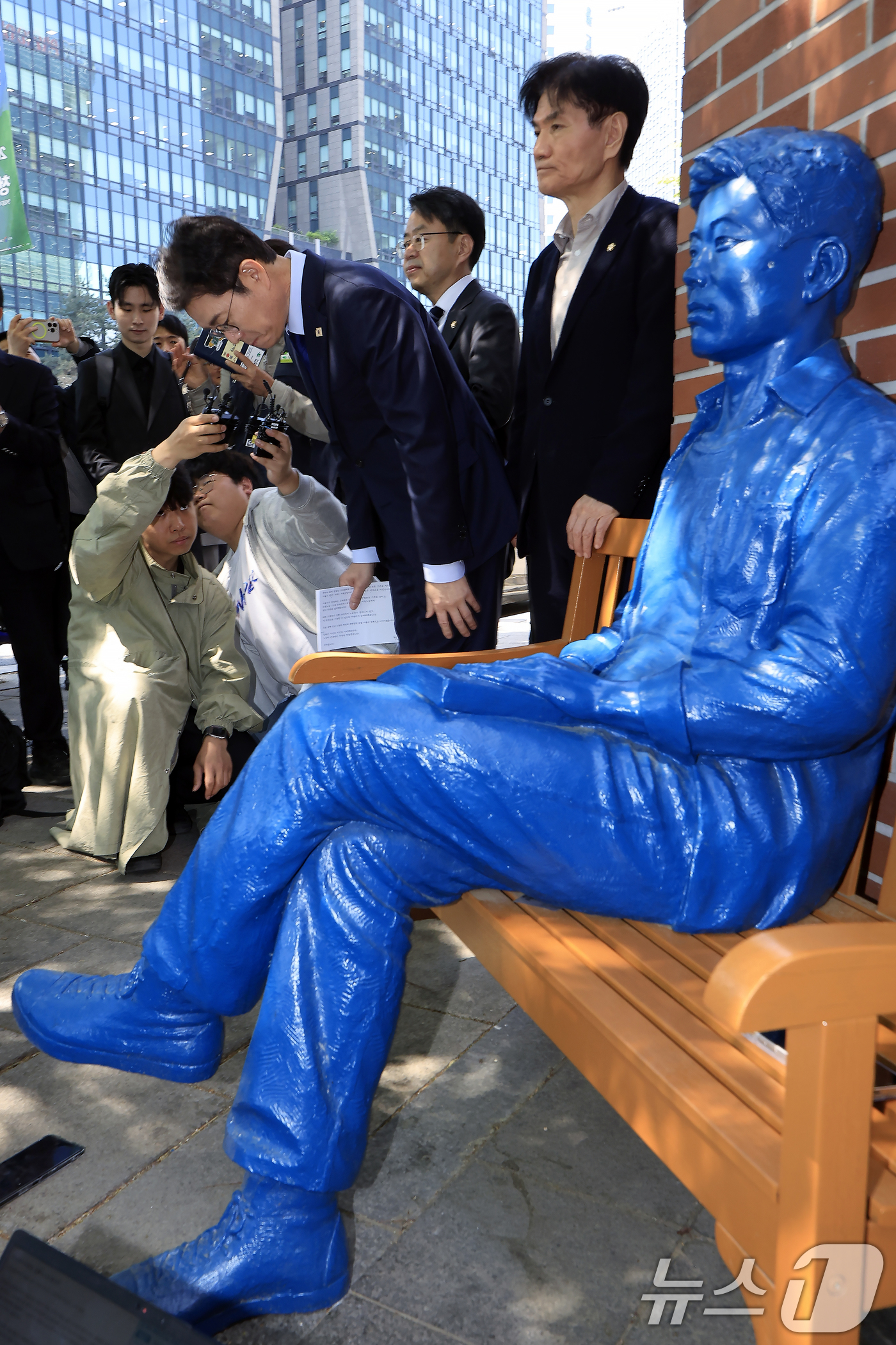 (서울=뉴스1) 박정호 기자 = 정원오 더불어민주당 서울시장 후보가 30일 오전 서울시 종로구 청계천로 아름다운청년 전태일기념관 앞에서 노동공약 발표를 마친 뒤 고개 숙여 인사하고 …