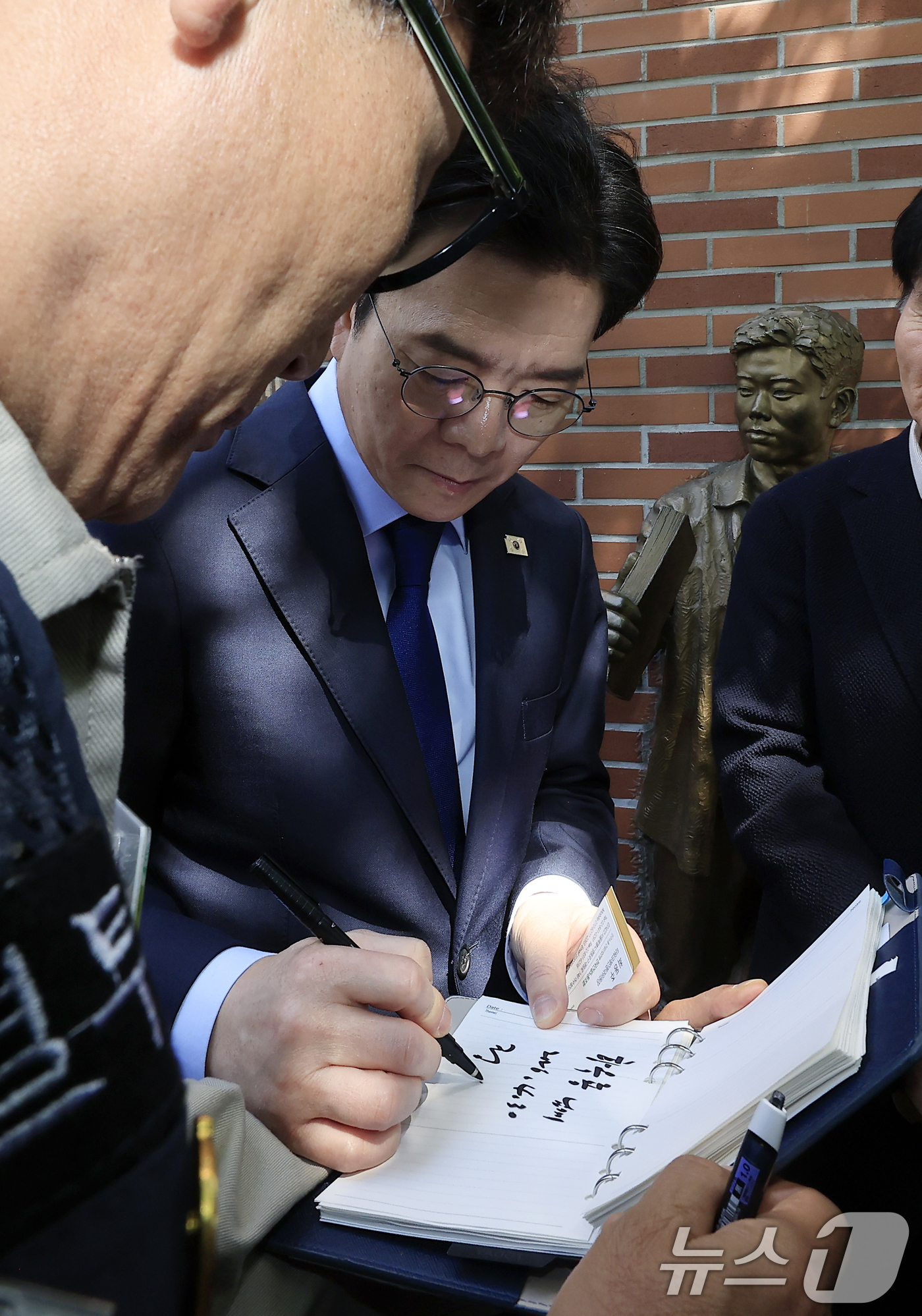 (서울=뉴스1) 박정호 기자 = 정원오 더불어민주당 서울시장 후보가 30일 오전 서울시 종로구 청계천로 아름다운청년 전태일기념관 앞에서 노동공약 발표를 마친 뒤 노동자의 요청에 사 …