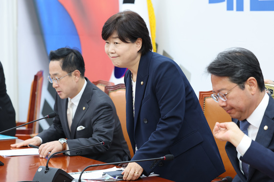 기자간담회 참석하는 서영교 위원장