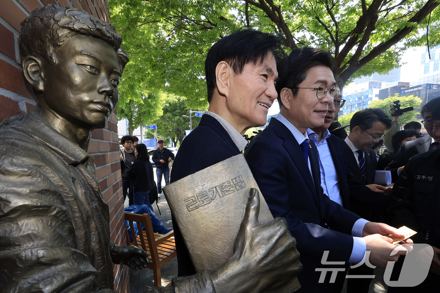 (서울=뉴스1) 박정호 기자 = 정원오 더불어민주당 서울시장 후보가 30일 오전 서울시 종로구 청계천로 아름다운청년 전태일기념관 앞에서 노동공약 발표를 마친 뒤 참석자들과 인사를 …