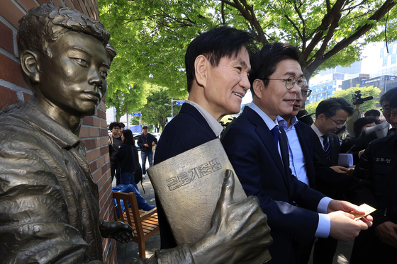 근로기준법 든 전태일 열사 동상 옆 정원오 후보