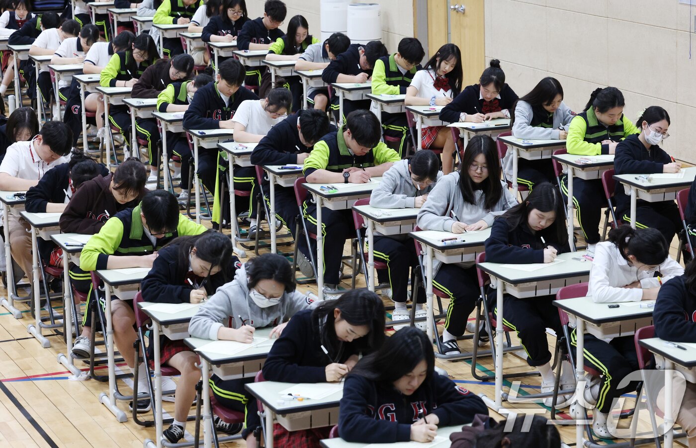 본문 이미지 - 30일 경기 화성시 동탄국제고등학교에서 1학년 학생들이 1학기 1차 지필평가를 시험 감독이 없는 '무감독 양심 시험'으로 치르고 있다. 2026.4.30 ⓒ 뉴스1 김영운 기자