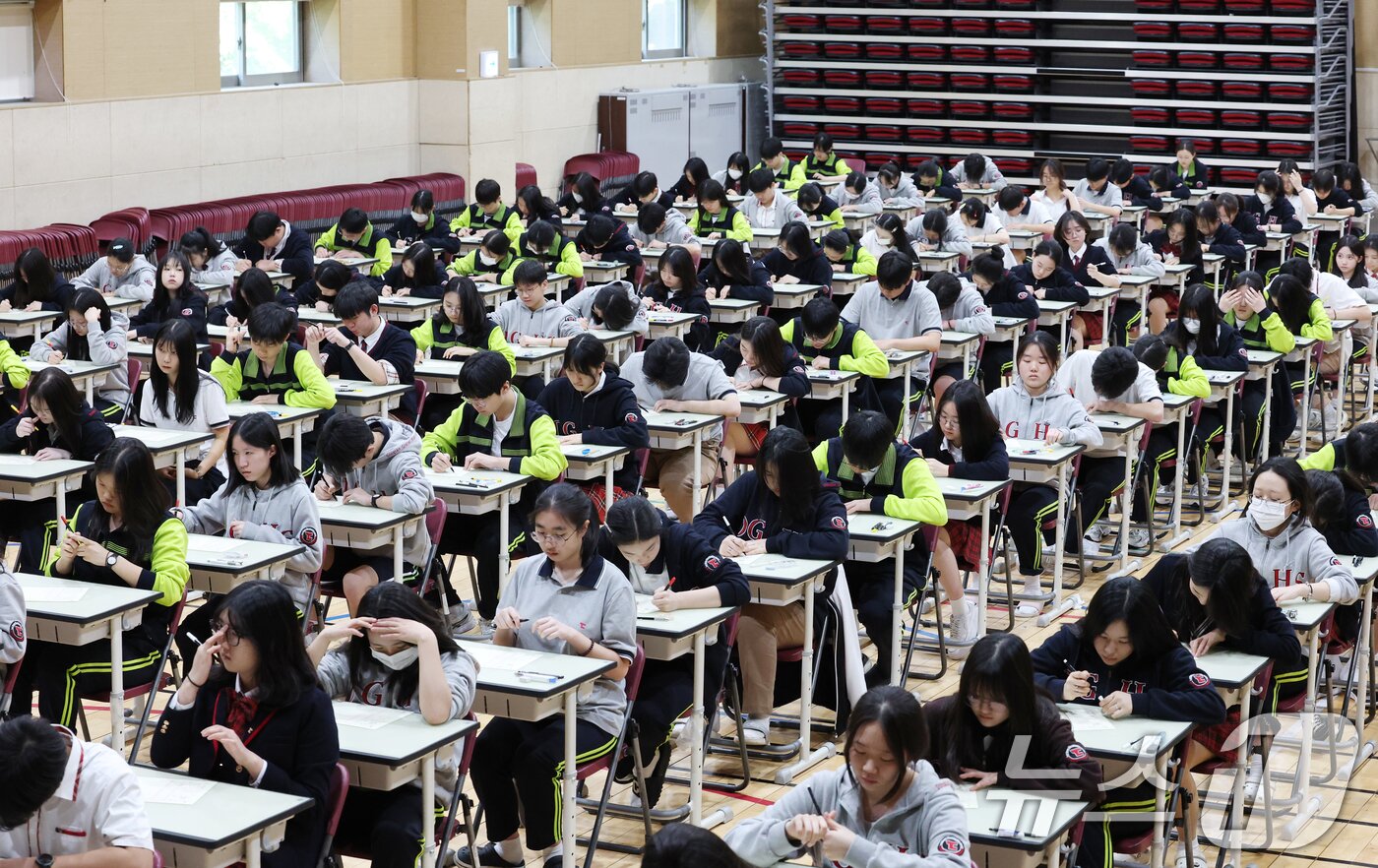 본문 이미지 - 30일 경기 화성시 동탄국제고등학교에서 1학년 학생들이 1학기 1차 지필평가를 시험 감독이 없는 '무감독 양심 시험'으로 치르고 있다. 2026.4.30 ⓒ 뉴스1 김영운 기자