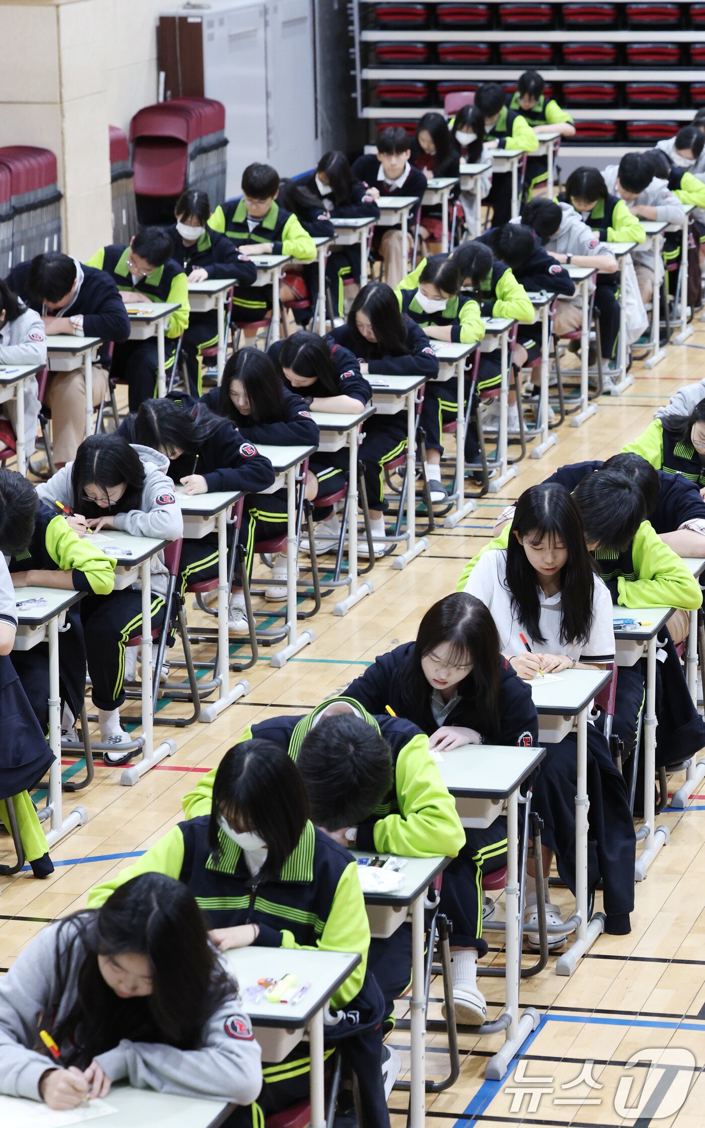 본문 이미지 - 30일 경기 화성시 동탄국제고등학교에서 1학년 학생들이 1학기 1차 지필평가를 시험 감독이 없는 '무감독 양심 시험'으로 치르고 있다. 2026.4.30 ⓒ 뉴스1 김영운 기자