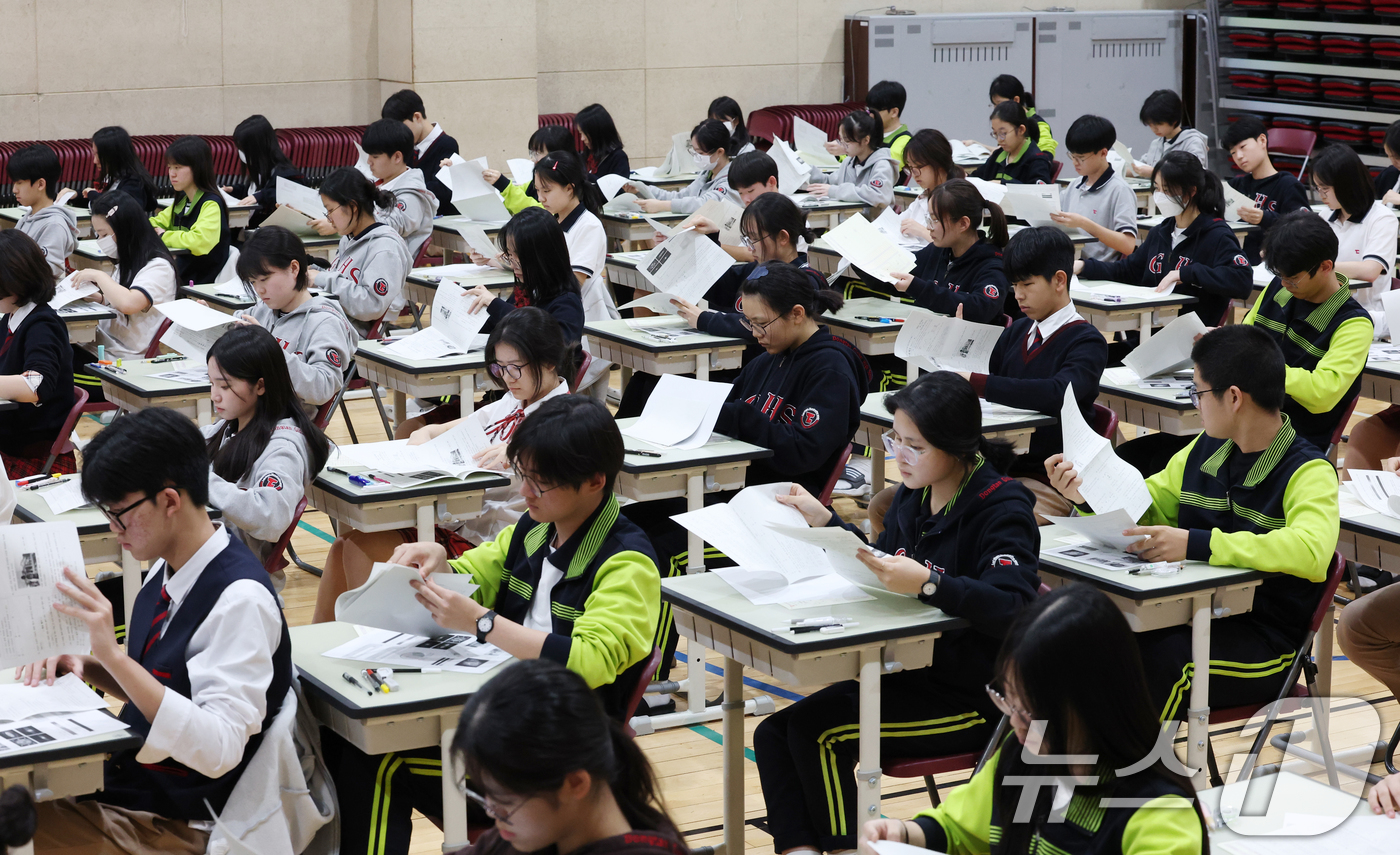 (화성=뉴스1) 김영운 기자 = 30일 경기 화성시 동탄국제고등학교에서 1학년 학생들이 1학기 1차 지필평가를 시험 감독이 없는 '무감독 양심 시험'으로 치르고 있다. 2026.4 …