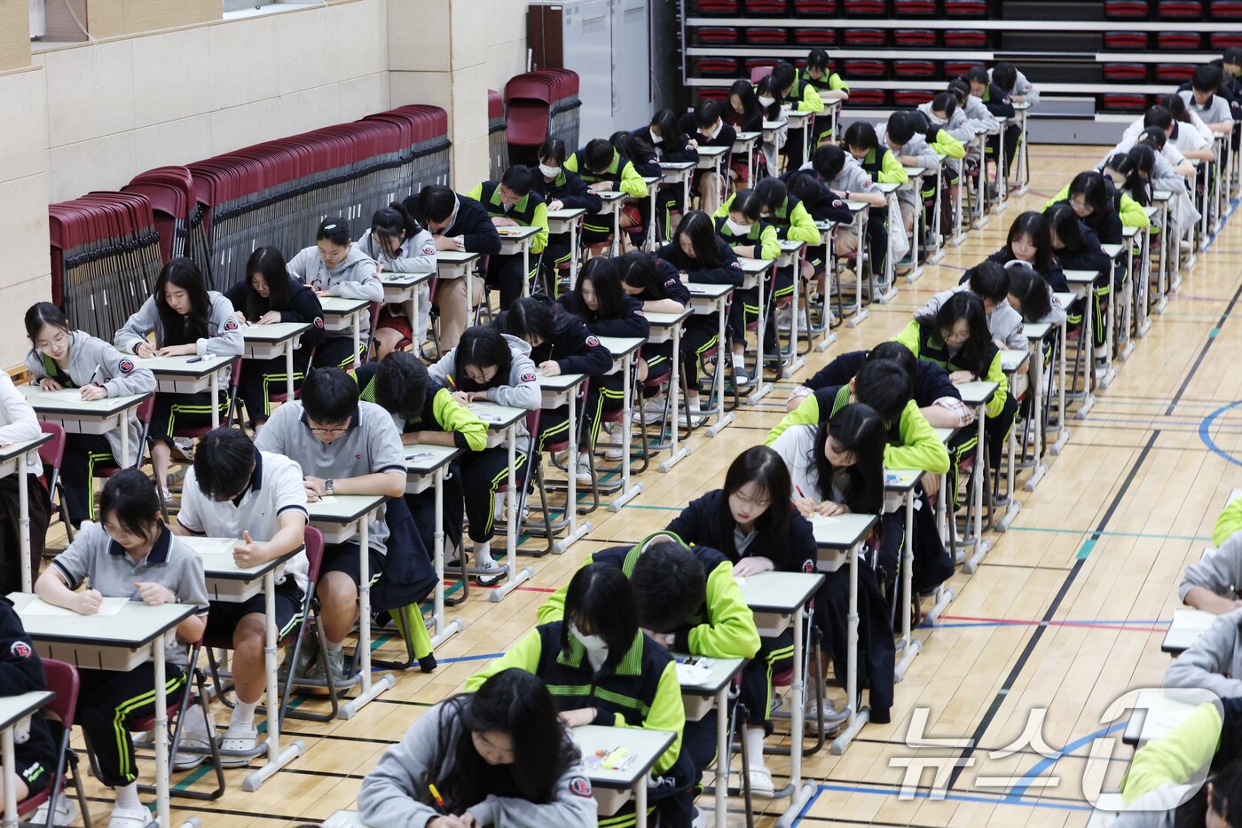 본문 이미지 - 30일 경기 화성시 동탄국제고등학교에서 1학년 학생들이 1학기 1차 지필평가를 시험 감독이 없는 '무감독 양심 시험'으로 치르고 있다. 2026.4.30 ⓒ 뉴스1 김영운 기자