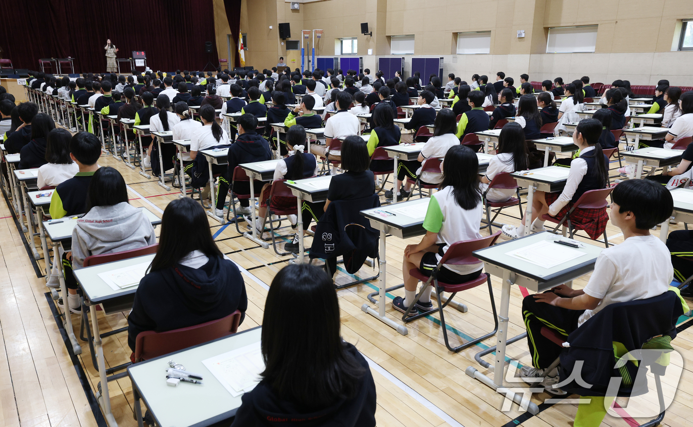 (화성=뉴스1) 김영운 기자 = 30일 경기 화성시 동탄국제고등학교에서 1학년 학생들이 1학기 1차 지필평가를 시험 감독이 없는 '무감독 양심 시험'으로 치르고 있다. 2026.4 …