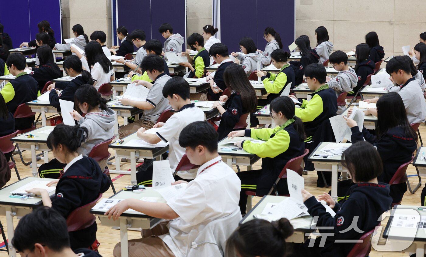 본문 이미지 - 30일 경기 화성시 동탄국제고등학교에서 1학년 학생들이 1학기 1차 지필평가를 시험 감독이 없는 '무감독 양심 시험'으로 치르고 있다. 2026.4.30 ⓒ 뉴스1 김영운 기자