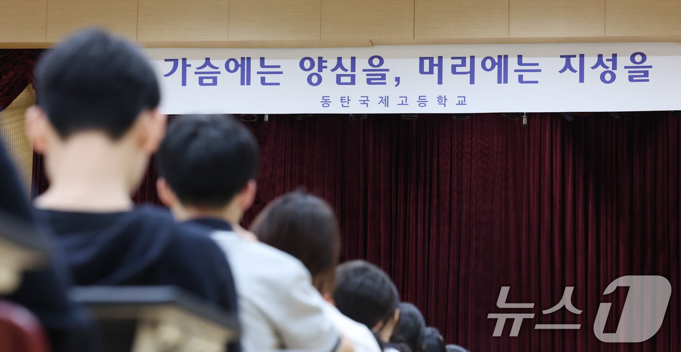 본문 이미지 - 30일 경기 화성시 동탄국제고등학교에서 1학년 학생들이 1학기 1차 지필평가를 시험 감독이 없는 '무감독 양심 시험'으로 치르고 있다. 2026.4.30 ⓒ 뉴스1 김영운 기자