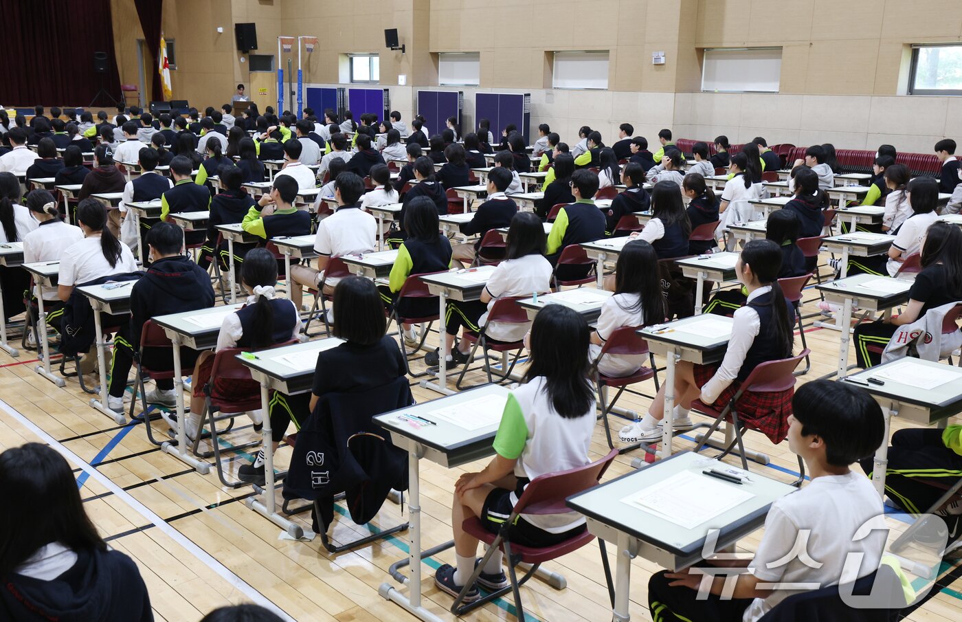 본문 이미지 - 30일 경기 화성시 동탄국제고등학교에서 1학년 학생들이 1학기 1차 지필평가를 시험 감독이 없는 '무감독 양심 시험'으로 치르고 있다. 2026.4.30 ⓒ 뉴스1 김영운 기자