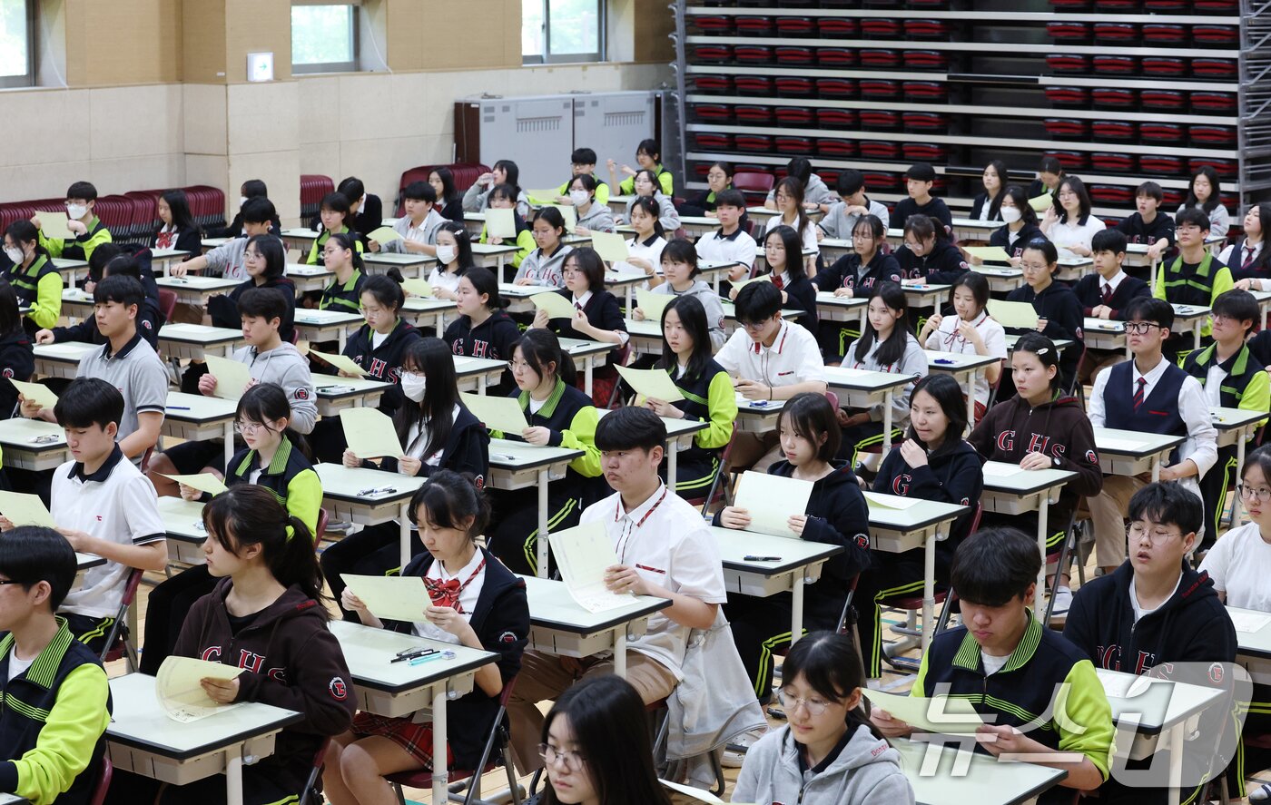 본문 이미지 - 30일 경기 화성시 동탄국제고등학교에서 1학년 학생들이 1학기 1차 지필평가를 시험 감독이 없는 '무감독 양심 시험'으로 치르고 있다. 2026.4.30 ⓒ 뉴스1 김영운 기자