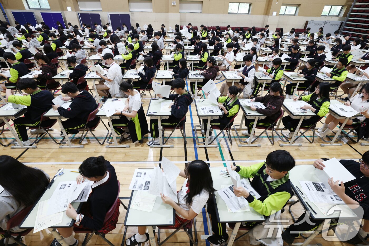 본문 이미지 - 30일 경기 화성시 동탄국제고등학교에서 1학년 학생들이 1학기 1차 지필평가를 시험 감독이 없는 '무감독 양심 시험'으로 치르고 있다. 2026.4.30 ⓒ 뉴스1 김영운 기자