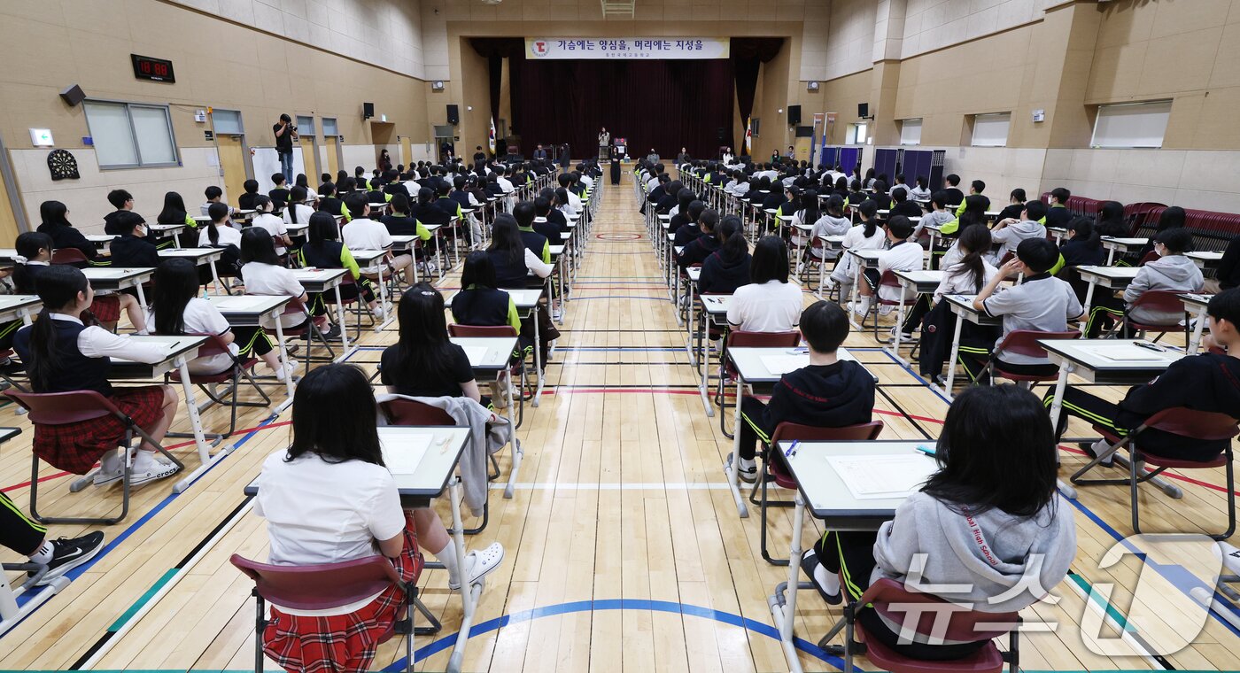 본문 이미지 - 30일 경기 화성시 동탄국제고등학교에서 1학년 학생들이 1학기 1차 지필평가를 시험 감독이 없는 '무감독 양심 시험'으로 치르고 있다. 2026.4.30 ⓒ 뉴스1 김영운 기자