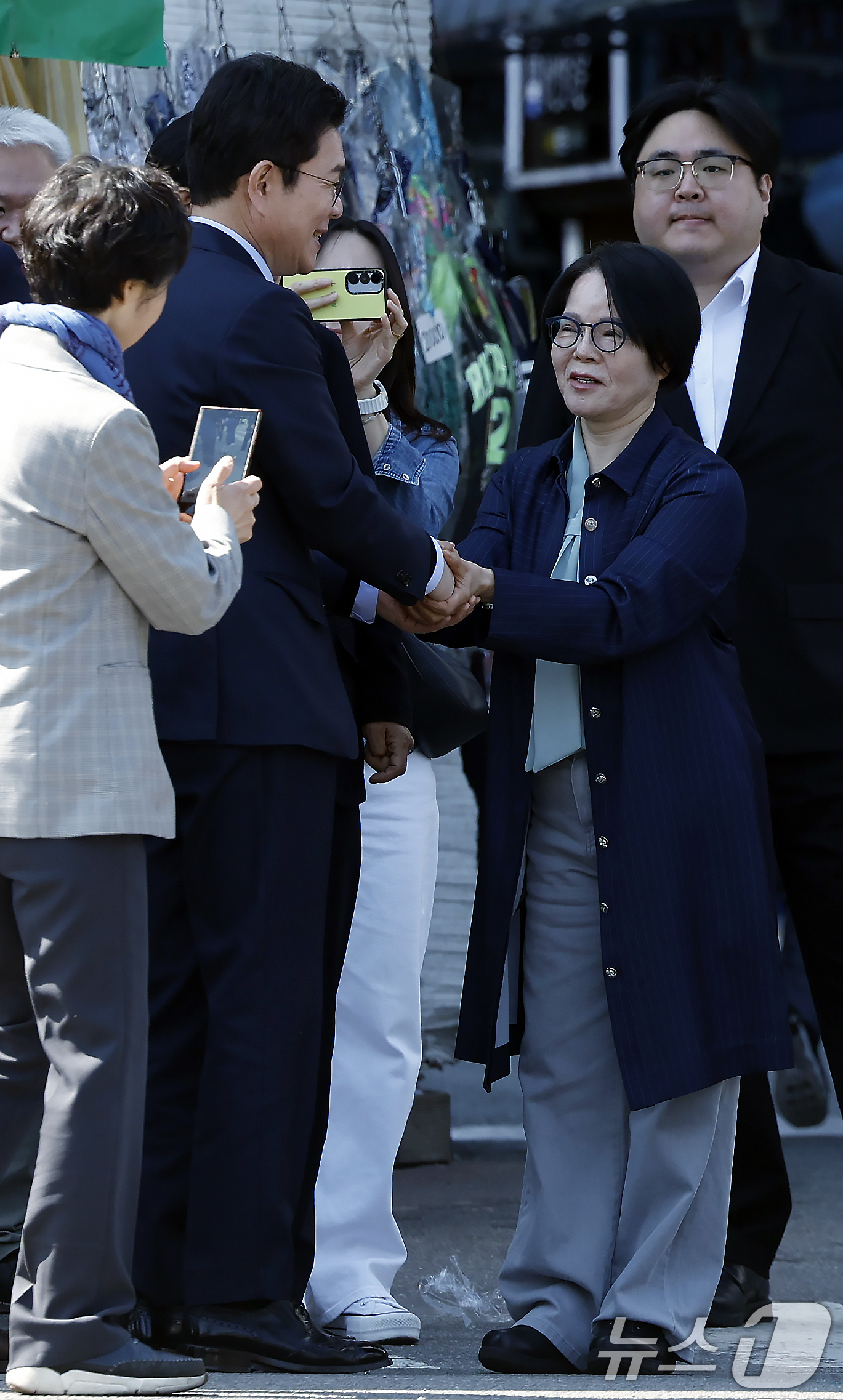 (서울=뉴스1) 박정호 기자 = 정원오 더불어민주당 서울시장 후보가 30일 오전 서울시 종로구 청계천로 전태일다리 위 전태일 열사 동상 추모 방문을 위해 도착해 전 열사의 동생 전 …