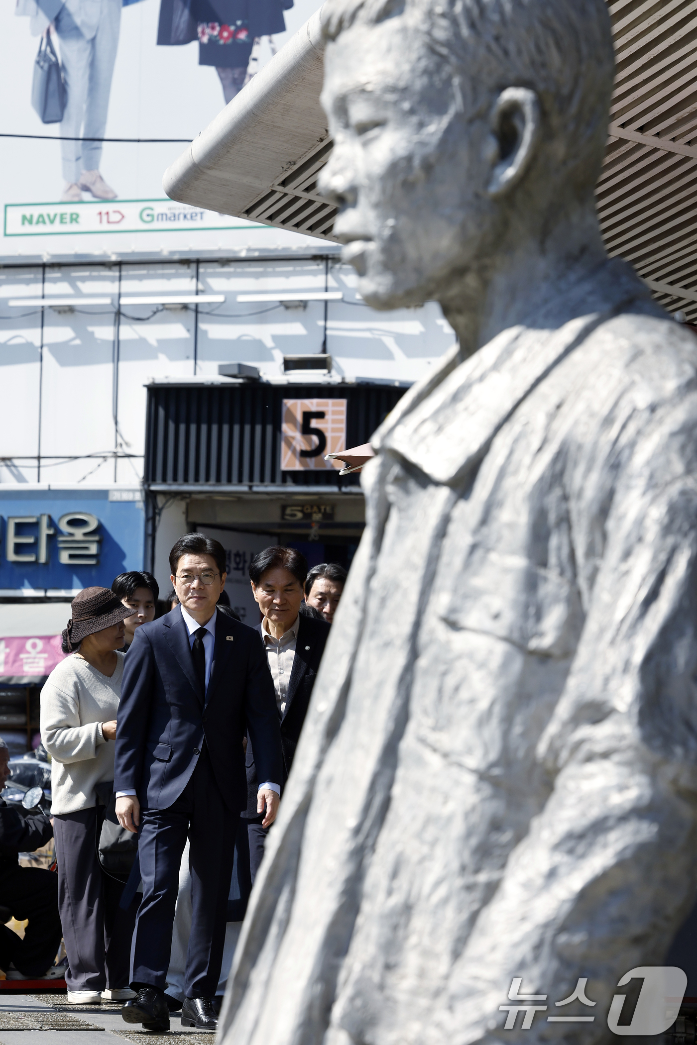 (서울=뉴스1) 박정호 기자 = 정원오 더불어민주당 서울시장 후보가 30일 오전 서울시 종로구 청계천로 전태일다리 위 전태일 열사 동상을 찾아 추모를 위해 이동하고 있다.  202 …