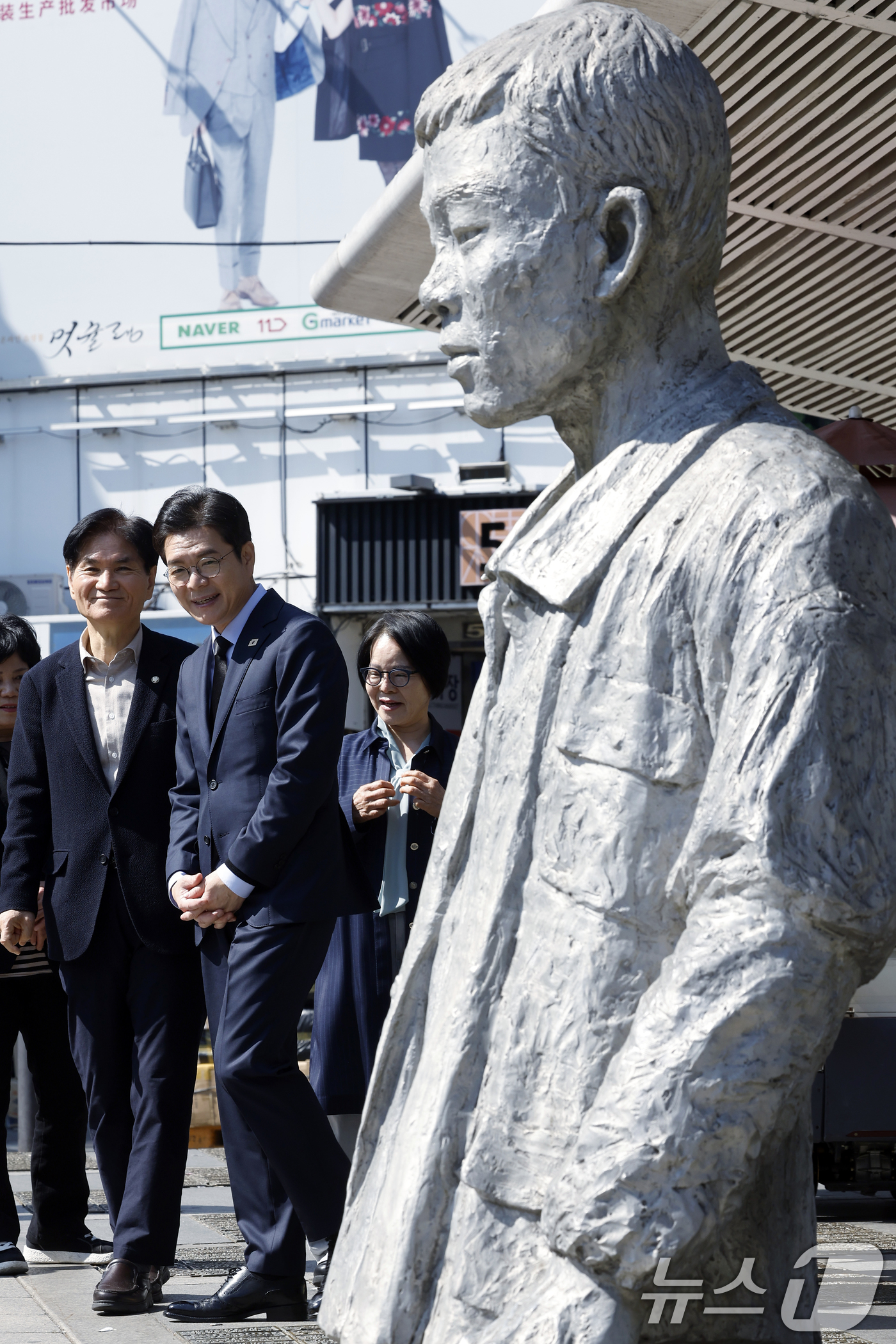 (서울=뉴스1) 박정호 기자 = 정원오 더불어민주당 서울시장 후보가 30일 오전 서울시 종로구 청계천로 전태일다리 위 전태일 열사 동상을 찾아 추모를 위해 이동하고 있다. 2026 …