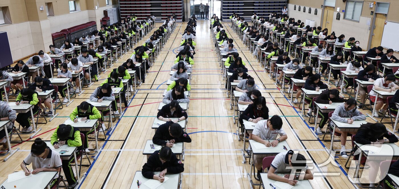 본문 이미지 - 30일 경기 화성시 동탄국제고등학교에서 1학년 학생들이 1학기 1차 지필평가를 시험 감독이 없는 '무감독 양심 시험'으로 치르고 있다. 2026.4.30 ⓒ 뉴스1 김영운 기자