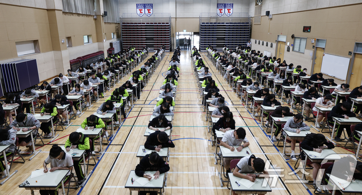 (화성=뉴스1) 김영운 기자 = 30일 경기 화성시 동탄국제고등학교에서 1학년 학생들이 1학기 1차 지필평가를 시험 감독이 없는 '무감독 양심 시험'으로 치르고 있다. 2026.4 …