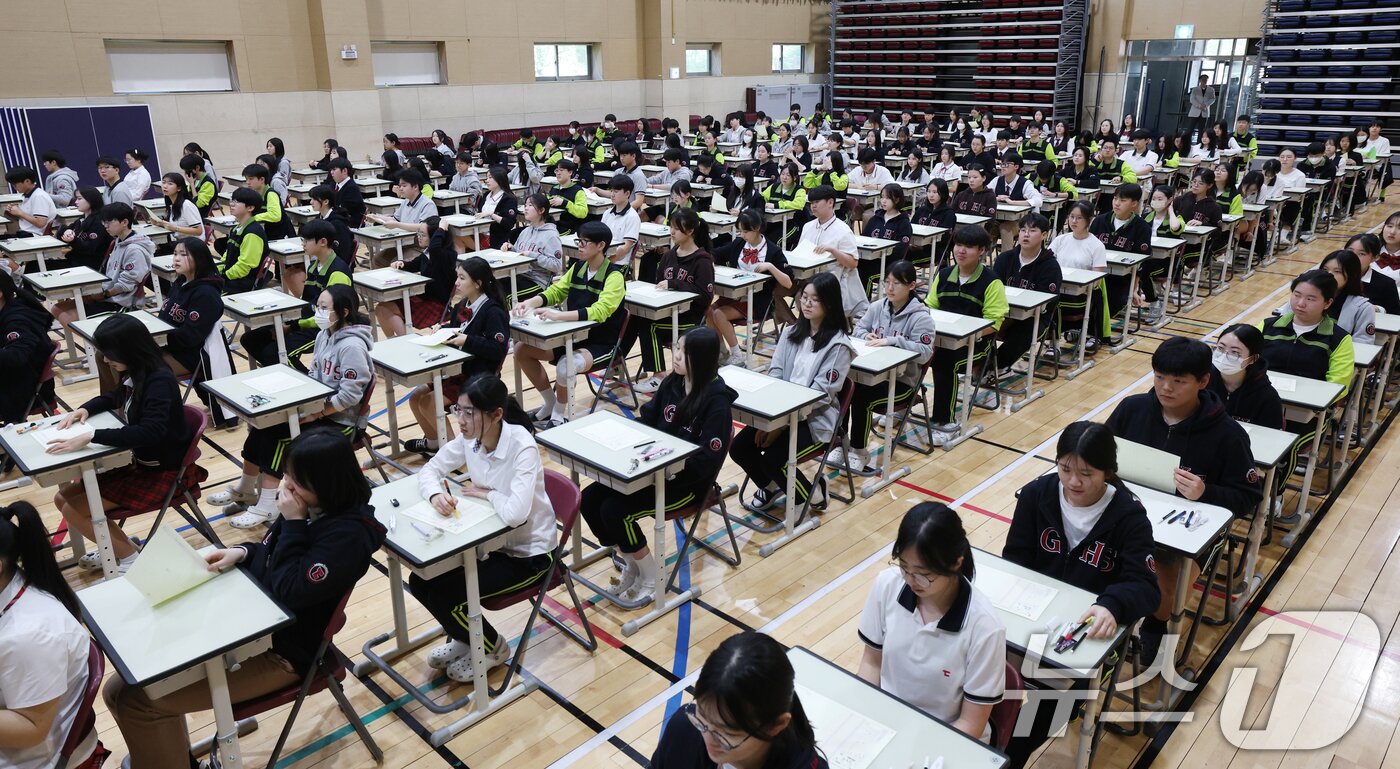 본문 이미지 - 30일 경기 화성시 동탄국제고등학교에서 1학년 학생들이 1학기 1차 지필평가를 시험 감독이 없는 '무감독 양심 시험'으로 치르고 있다. 2026.4.30 ⓒ 뉴스1 김영운 기자
