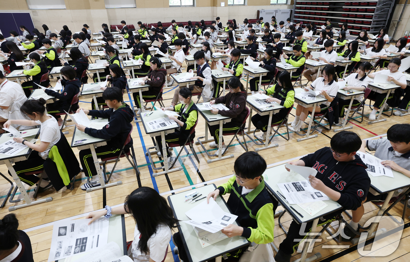 (화성=뉴스1) 김영운 기자 = 30일 경기 화성시 동탄국제고등학교에서 1학년 학생들이 1학기 1차 지필평가를 시험 감독이 없는 '무감독 양심 시험'으로 치르고 있다. 2026.4 …