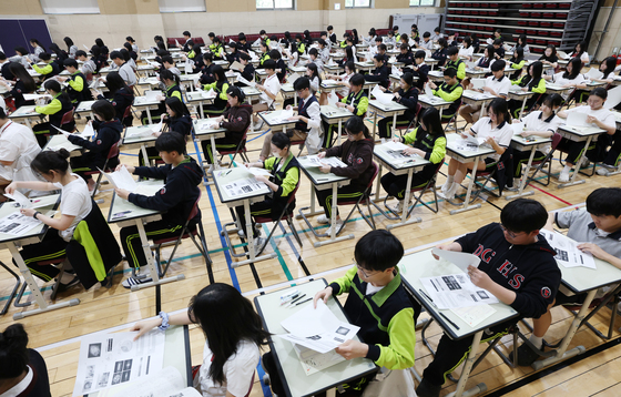 가슴에는 양심을 머리에는 지성을