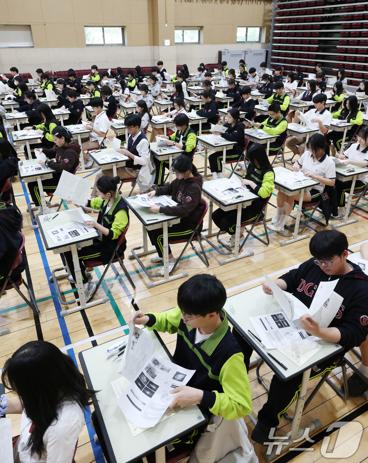 (화성=뉴스1) 김영운 기자 = 30일 경기 화성시 동탄국제고등학교에서 1학년 학생들이 1학기 1차 지필평가를 시험 감독이 없는 '무감독 양심 시험'으로 치르고 있다. 2026.4 …