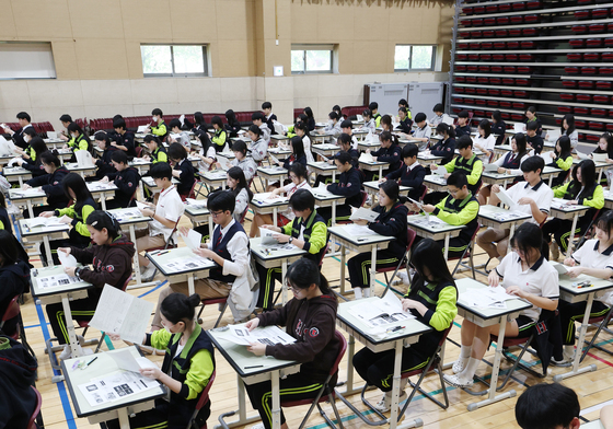 가슴에는 양심을 머리에는 지성을