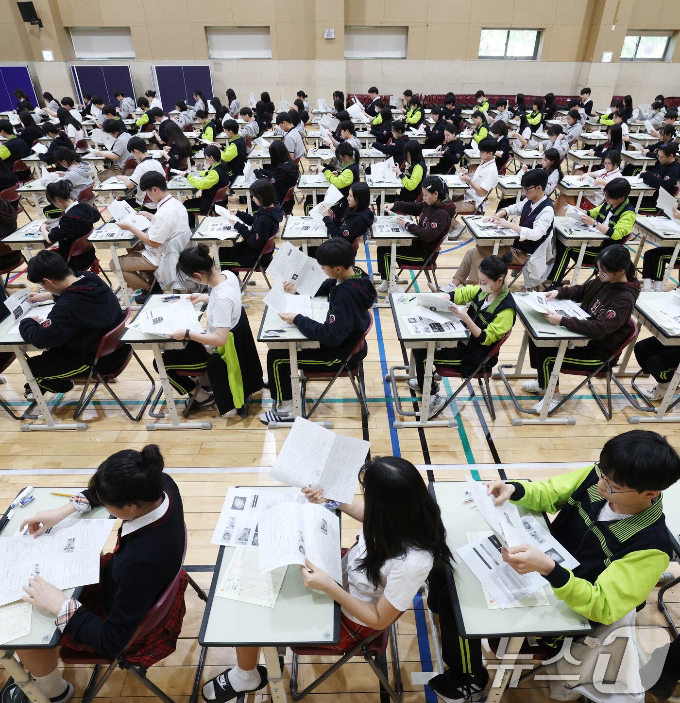 본문 이미지 - 30일 경기 화성시 동탄국제고등학교에서 1학년 학생들이 1학기 1차 지필평가를 시험 감독이 없는 '무감독 양심 시험'으로 치르고 있다. 2026.4.30 ⓒ 뉴스1 김영운 기자