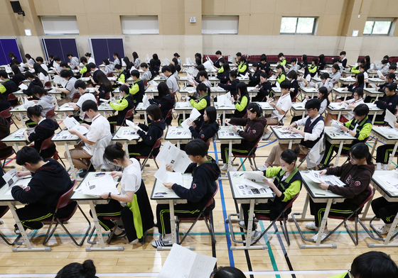 가슴에는 양심을 머리에는 지성을