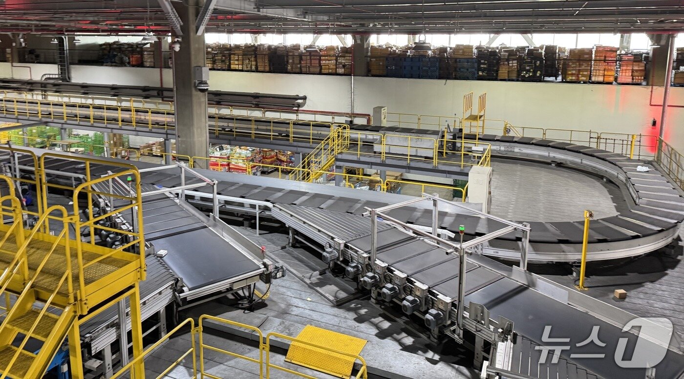 본문 이미지 - 인천공항세관 특송물류센터 컨베이어벨트.2026.4.24/뉴스1