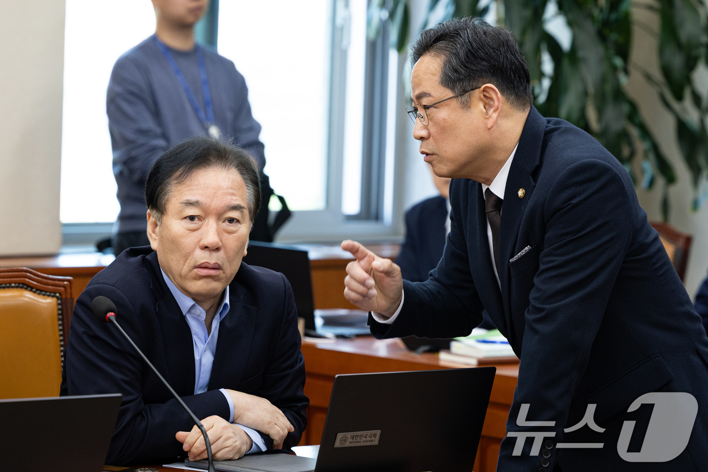 (서울=뉴스1) 유승관 기자 = 국회 재정경제기획위원회 여야 간사인 더불어민주당 정태호, 국민의힘 박수영 의원이 30일 서울 여의도 국회에서 제434회 국회(임시회) 폐회중 열린 …